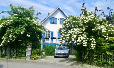 Proximité Bouzonville. Maison ossature bois composée, au 1er niveau d'une entrée avec dégagement, d'un Wc séparé avec vasque, d'une cuisine aménagée avec accès terrasse, d'un double salon salle à manger avec accès terrasse.
Au 2ème niveau composé de deux chambres, et d'une salle d'eau avec douche, Wc et vasque.
Au sous-sol un garage avec porte motorisée, une chaufferie, et stockage.
Le tout implanté sur un terrain plat, arboré et clôturé d'une surface de 961m2.