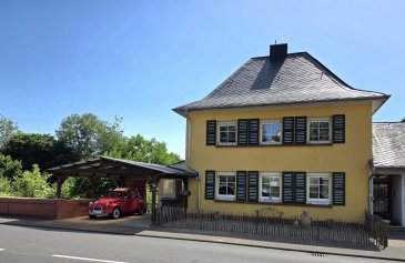 Insgesamt ca. 180 qm Wohnfläche plus ca. 60 qm Nutzfläche.  
8 Zimmer/ Bad/ Gäste WC / Küche.  
Neuwertigen Holzofen.  
Gasheizung aus 2021.  
Einbauküche  
Carport  
Garten ca. 400 qm  
3 min. zur Autobahnauffahrt Wittlich Mitte und ca. 8 min. zu Fuß zum Hauptbahnhof.  
  
Im Kellergeschoss befinden sich  
Gästezimmer  
Sauna mit Toilette  
Kellerraum  
Waschraum  
Holzlagerraum  
  
Im Erdgeschoss befindet sich  
Küche  
Wohnzimmer  
Kaminzimmer  
Esszimmer mit Terrasse  
Gäste WC  
  
Im Obergeschoss befindet sich  
3 Schlafzimmer und Badezimmer mit Dusche  
  
Im Dachgeschoss befindet sich  
1 Schlafzimmer  
Abstellraum