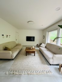 Merzig Vente  - Maison individuelle     385 000 € Maison entièrement rénovée à Merzig
Nous avons le plaisir de vous présenter une magnifique maison entièrement rénovée, idéalement située à proximité du centre-ville de Merzig.
L'un de ses principaux atouts : une entrée privative partagée uniquement avec une autre maison, garantissant calme et intimité.
Nichée en hauteur, la propriété offre une vue panoramique exceptionnelle sur les collines de Merzig, un véritable havre de paix.
Caractéristiques principales :
Maison de plain-pied d'environ 120 m² habitables, sur un terrain de 25 ares
Construite dans les années 60, entièrement rénovée avec goût et matériaux de qualité
- Hall d'entrée accueillant
- 3 chambres à coucher + 1 bureau
- Spacieux salon - salle à manger avec cuisine équipée ouverte (open space) de très bonne qualité
- Salle de douche moderne et WC séparé
- Terrasse couverte avec accès direct au jardin depuis presque toutes les chambres
- Sous-sol avec caves, garage fermé + 2 emplacements extérieurs
- Chauffage au gaz avec chauffage au sol dans toutes les pièces
Idéal pour :
Un jeune couple avec enfants, souhaitant profiter du confort d'une maison rénovée, dans un cadre verdoyant tout en restant proche du centre-ville.
Prix de vente : 385 000 €
(Le prix d'un appartement, pour une maison avec terrain et vue imprenable !)
Pour toute information ou pour programmer une visite contactez nous au 661 380 380 
Dossier complet sur demande.