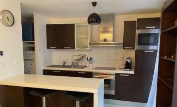 À louer – Appartement meublé 78 m² – Hagondange

Nous vous proposons à la location un appartement meublé de 78 m², idéalement situé à Hagondange, à proximité immédiate de la gare et à deux pas de la Ballastière. Cet emplacement privilégié permet de profiter à la fois d’un cadre de vie agréable et d’une excellente accessibilité aux transports.

Le logement, situé dans une résidence récente et bien entretenue, se compose d’un séjour lumineux, d’une cuisine équipée, d'une chambre et d'un bureau, d’une salle de douche et de sanitaires séparés. Il offre également des prestations complémentaires particulièrement appréciées : une terrasse, parfaite pour profiter des beaux jours, une cave privative et une place de stationnement en sous-sol sécurisée.

Le loyer mensuel est complété par une provision pour charges de 90 €, comprenant l’électricité et l’entretien des parties communes, le portail de la résidence, les espaces verts, l’ascenseur, la VMC, la chaudière, la climatisation ainsi que la taxe d’enlèvement des ordures ménagères (TEOM).

Les honoraires de location s’élèvent à 625 € pour les visites, la constitution du dossier et la rédaction du bail, auxquels s’ajoutent 233 € pour l’état des lieux.

Conformément à la réglementation en vigueur, les informations relatives aux risques auxquels ce bien est exposé sont disponibles sur le site officiel : www.georisques.gouv.fr
.
