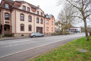Maison de maître à vendre à Echternach
RE/MAX vous propose à la vente une maison de maître mitoyenne d'un côté d'une surface totale d'environ 600m2 , dont environ 440m2 habitables. Datant d'avant 1940 située au début de la zone pietonne de la ville d'Echternach (Haalergaas) avec vue directe sur la Sûre.
La maison est répartie sur 4 étages (Rdc + 3 étages) avec une trés grande terrasse ensoleillée de +/- 60m2 et vous offre une trés grande variété d'utilisaion (habitation/profession libérale/commerce). Actuellement utilisée comme maison unifamiliale.
Un cadastre vertical existant permet l'aliénation séparée de 7 lots en copropriété; soit la location séparée de différents lots d'habitation et/ou d'activités commerciales, entreprise artisanale ou/et bien d'investissement.
Continuellement rénovée, le système de chauffage a été modernisé en 2019 (pompe à chaleur).
Maison d'habitation: 4 niveaux
Rez de chaussée: 126,14m2
Entresol: 90,00m2
Sous-sol: Caves 40m2
1er. Etage: 132,08m2 (60m2 Terrasse)
2ème. Etage: 119,45m2
3ème. Etage: 58,25 + 91,35m2
Garage et Entrepôt: 70m2
Terrain: 2,82 ares

Honoraires à la charge du vendeur
RE/MAX Real Estate Services
Richard Frings
M +352 621 763 232
E richard.frings@remax.lu
Ref agence :5096296