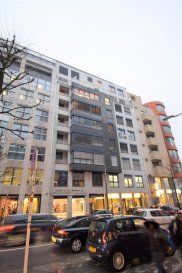 Idéalement situé au cœur de l'avenue de la Gare, à proximité de toutes commodités, cet appartement se trouve au 8ème étage d'une résidence bien entretenue avec ascenseur datant de 2000 et présente une surface totale de ± 104 m² dont ± 83 m² habitables.

Il se compose comme suit :

La porte d'entrée s'ouvre sur un lumineux séjour ± 38 m², une cuisine équipée de ± 6 m², deux chambres de ± 11 m² et de ± 18 m² avec salles de bains attenantes situées à l'arrière du bâtiment donnant accès à une terrasse de ± 11 m² avec une vue imprenable et un wc séparé de ± 1.5 m².

Au sous-sol, une cave privative de ± 6 m² ainsi qu'un emplacement de parking complètent le bien.

Détails complémentaires :

- Excellente situation, tous les commerces accessibles à pied
- Appartement en bon état
- Chaudière à gaz, chauffage par radiateurs
- Double vitrage sur châssis PVC
- Volets manuels
- Fibre optique
- Interphone
- Ascenseur
- Terrasse
- Emplacement de parking
- Écoles, crèches, parcs, aires de jeux, restaurants, commerces
- Desservi par les transports en commun

Personne responsable du bien :

Yuliana Dimitrova  
Tel: +352661 50 27 19  
email: yuliana@vanmaurits.lu