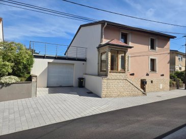 Belle maison individuelle , bonne construction d' ensemble , dans un quartier calme où tous les réseaux humides ont été refaits ainsi que la route .
Cette maison comprend un hall d entrée, un salon et salle à manger, une cuisine ouverte équipée, une buanderie, un WC séparé et une salle d'eau avec douche. Un escalier un quart tournant mènent aux deux chambres équipées de placards encastrés sur mesure. Une salle d'eau avec deuxième WC et un grenier aménagé complètent le haut.
2 terrasses, un jardinet arboré, un grand garage avec porte motorisée et une cave logeant la chaudière au gaz terminent la description.
Point de vue de l 'expert immobilier : Belle environnement et belles prestations d 'ensemble ; pas de travaux à prévoir.