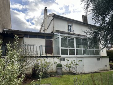 Maison indépendante à vendre à Ligny-en-Barrois, France, proposée par SEB IMMOBILIER. Charmante propriété dans un cadre paisible et agréable.

Détails de la propriété: Avec ses 6 pièces spacieuses dont 2 chambres et 1 salle de bain, cette maison de 110 m² est idéale pour une famille. Bénéficiant d'une superbe surface de terrain de 6 ares, vous pourrez profiter pleinement de son grand jardin de 600 m², parfait pour se détendre ou pour jouer en plein air. En outre, elle dispose de 2 garages et de 2 places de parking extérieur, ce qui est un grand avantage pour les familles possédant plusieurs véhicules. Un grenier aménageable ajoute un potentiel de personnalisation et d'optimisation de l'espace. Grâce à son orientation et à ses aménagements, cette maison offre un excellent rapport qualité-prix malgré son classement énergétique F. Cette propriété dons le chauffage est au gaz peut avoir un coût énergétique annuel estimé entre 3 190 € et 4 360 €.

Commodités à proximité: Située à Ligny-en-Barrois, cette maison se trouve dans un quartier paisible et accueillant qui offre un accès facile à divers équipements et services. Vous trouverez des écoles de qualité pour tous les niveaux d'éducation, ainsi qu'une variété d'options de shopping et de restauration. Les parcs et espaces de loisirs à proximité sont idéaux pour des activités en extérieur, tandis que des services de santé fiables assurent votre bien-être. Enfin, la région bénéficie de connexions de transport pratiques qui simplifient les déplacements vers les zones environnantes.

Ne manquez pas cette opportunité! Planifiez une visite en nous contactant via le formulaire de contact ou par téléphone.