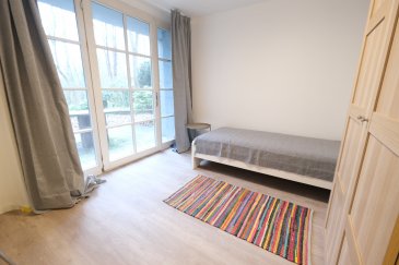 LUXEMBOURG- Bonnevoie, 39, rue Anatole France, chambre meublée rénovée, numéro A2, de 11 m2 habitable avec terrasse et petit jardin privatif, située au rez-de-jardin et comprenant : lit simple, placard, bureau, chaise, table basse. Dans les parties communes : cuisine équipée, salle de douche avec WC, buanderie avec lave-linge et sèche-linge, grande cave commune. Libre le 1er septembre 2026. Bail d'un an minimum. Prix : 910 euros + 150 euros de charges (compris dans les charges : chauffage, eau, électricité, internet, assurance et nettoyage des parties communes). Jardin commun, Caution : deux mois de loyer, frais d'agence : un mois de loyer + TVA, 50% à charge du locataire, 50% à charge du bailleur. POUR UNE SEULE PERSONNE. Contact et visites : Arianna GHITTINO, téléphone : 691 205 573, email : arianna@parkagence.lu et Rosalba MAITRE, téléphone : 691 550 189 Email : rosalba@parkagence.lu