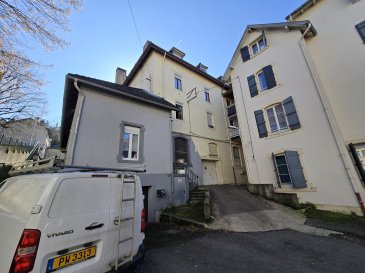 Dans une ancienne batisse en copropriété,

Au 2ème étage sans ascenseur,

Appartement F5 traversant d'environ 145 m² à rénover intégralement offrant :

Couloir d'entrée, cuisine équipée indépendante de 20m²,salon-séjour de 28m² accès terrasse de 12m², 3 chambres de respectivement 15,18 et 21m², salle d'eau avec wc indépendant de 14m²

2 places de parking privative au sein d'un garage fermé.