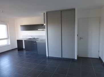 Appartement F2 situé au 2ème et dernier étage d'un immeuble résidentiel neuf, comprenant entrée, séjour avec cuisine équipée moderne (four, plaque de cuisson, hotte aspirante et mobilier) et accès terrasse. Une chambre, salle de bains équipée (douche, meuble vasque, miroir et sèche serviette), WC. Chauffage individuel gaz par le sol, isolation extérieure, DV PVC et volets électriques. Garage individuel avec porte motorisée, parking extérieure.