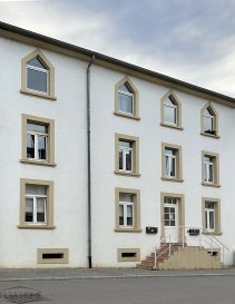 Rodange

Bel appartement une chambre à coucher entièrement rénové.

Idéal pour un couple ou personne seule.

Ce joli appartement se situe dans une petite copropriété bien entretenue à six unités seulement.

Directement dès l'entrée, le hall distribue avec courtoisie l'ensemble de l'appartement. 

La conception du logement procure un aspect de bien être par la conception de la distribution des pièces de vie.

La cuisine équipée est séparée du living. 

Une cave privative est attribuée avec l'appartement.

Un emplacement pour la machine à laver dans la  buanderie au sous-sol est également fourni avec le logement.

Pour toutes questions ou demandes d'informations, n'hésitez pas à nous contacter, nous serons toujours à votre service.

Agence ELSA'HOME à votre écoute pour la concrétisation de vos projets en toute confiance.

------------------------

Rodange

Beautiful, fully renovated one-bedroom apartment.

Ideal for a couple or a single person.

This lovely apartment is located in a small, well-maintained condominium with only six units.

Directly from the entrance, the hall provides a welcoming entrance to the entire apartment.

The design of the apartment creates a sense of well-being through the layout of the living areas.

The fully equipped kitchen is separate from the living room.

A private cellar is included with the apartment.

A space for a washing machine in the basement laundry room is also included.

For any questions or information requests, please do not hesitate to contact us; we will always be at your service.

ELSA'HOME Agency is at your disposal to help you realize your projects with complete confidence.