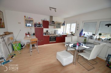 L\'agence immobilière Christine Simon Sàrl ayant un mandat exclusif vous propose un appartement d\'une superficie totale d\'environ 51,66 m2 situé à PERL (D) au prix de 275.000 €. L\'appartement est actuellement en location.<br>Idéal aussi pour un investisseur !<br><br>Description de l\'appartement au 2ème étage:<br>- Penthouse Nr. 13 d\'environ 51,66 m2 avec un grenier accessible par une trappe, une grande terrasse d\'environ 60 m2 rénovée en 2015. Une salle de bains, 1 chambre à coucher, cuisine équipée ouverte sur le living. Débarras privatif dans les parties communes. 1 emplacement de parking extérieur et une cave.<br><br>La localité PERL (D) se trouve au coeur des 3 frontières, l\'Allemagne le Luxembourg et la France. Perl est une localité agréable à vivre aussi bien pour des jeunes que pour les personnes âgées. Dans la commune et celles voisines se trouvent de nombreux commerces, écoles p.ex. école fondamentale et le Lycée de Schengen ainsi que des crèches accessibles à pied. L\'entrée de l\'autoroute Saarebruck-Luxembourg est à quelques minutes en voiture.<br><br>Distances de Perl à:<br>02 km à L-Schengen<br>24 km à D-Merzig<br>27 km à D-Saarburg<br>45 km à L-Kirchberg<br><br>Pour plus d\'informations, n\'hésitez pas à contacter l\'agence par eMail: info@chrisitinesimon.lu ou par téléphone: +352 26 53 00 30.<br>Les honoraires d\'agence sont à charge de l\'acquéreur (3,57 %). <br><br><br><br><br><br><br><br><br><br><br><br><br><br><br><br><br><br><br><br /><br />Die Immobilienagentur Christine SIMON GmbH mit Alleinauftrag, bietet Ihnen zum Verkauf eine Eigentumswohnung mit einer gesamt Wohnfläche von ungefähr 51,66 qm gelegen in Perl (D) zum Preis von 275.000 €.<br>Die Wohnung ist zurzeit vermietet. <br>Geeignet auch für Investoren !<br><br>Beschreibung der Wohnung im 2 t\'en Stock:<br>- Penthouse Nr. 13 von ungefähr 51,66 qm mit einem Speicherraum, erreichbar über eine Speicherluke. Eine grosse Terrasse von ungefähr 60 qm die 2015 renoviert wurde. 1 Badezimmer, 1 Schlafzimmer, eine offene Einbauküche mit Wohnzimmer. Eine private Abstellkammer im Flur. Dazugehörend, 1 Aussenstellplatz und 1 Kellerraum.<br><br>Perl (D) befindet sich im grenzenlosen Dreiländereck Deutschland, Luxemburg und Frankreich und ist ein sehr angenehmer Wohnort. Perl hat sowie für junge und ältere Leute viel zu bieten. In der Gemeinde und in den Nachbargegenden gibt es zahlreiche größere Einkaufsmärkte, Schulen, u.a. die grenzüberschreitende Gemeinschaftsschule \