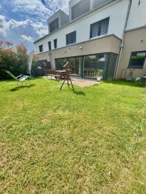 Magnifique appartement au rez-de-jardin d'un immeuble composé uniquement de deux unités. 

L'immeuble se situe dans une rue paisible en impasse.

L'appartement dispose d'un vaste séjour de 38 m², baigné de lumière grâce à ses grandes baies vitrées qui s'ouvrent sur une belle terrasse et jardin (privatif) de 98 m².

Deux chambres de 16,45 m² et 9,17 m², une salle de bains avec douche italienne, baignoire et double vasque, ainsi qu'un WC séparé.

Chauffage au sol dans toutes les pièces, classe énergétique B-B, installation photovoltaïque, et nombreux rangements intégrés.

Parmi les atouts supplémentaires : 
- Cave privative pour rangement et hobby (20,91 m²) 
- Buanderie commune spacieuse + chaufferie 
- Terrasse et chambres avec finitions imitation bois haut de gamme 
- Accès transports publics à 5 min à pied (bus toutes les 10 min) 
- Proximité immédiate des commerces 
- À 20 min de l'aéroport