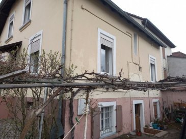 Venez découvrir cette maison semi mitoyenne à Falck près du centre ville, au calme sur cave d'une surface de 112 m2 comprenant une entrée, une cuisine, un salon, une salle à manger, une chambre, un WC indépendant avec fenêtre. A l'étage 2 belles chambres, une salle de bains, un grenier à exploiter, un sous sol, une pièce carrelée pouvant servir de buanderie ou cuisine d'été, double vitrage, le chauffage est au fuel, un garage, le tout sur un terrain de 4 ares environ.