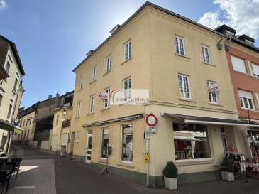 IMMO EXCELLENCE vous propose ce bâtiment mixte d'une surface totale d'environ 304 m² sur un terrain de 1,42 ares.

Cet immeuble à usage mixte se compose comme suit :

Au rez-de-chaussée, vous trouverez un hall d'entrée (6,89 m²), un local commercial avec pièce de stockage d'une surface totale d'environ 74,15 m² ainsi qu'un tour d'escalier vers le 1er étage (3,41 m²).

Au 1er étage, le bien dispose d'un hall (9,73 m²) avec accès sur la terrasse (13,36 m²) et vers le débarras (12 m²), une cuisine équipée (17,53 m²), un double séjour (21,13 m²), une salle de douche (4,97 m²), ainsi qu'un tour d'escalier vers le 2ème étage (3,59 m²).

Au 2ème étage, vous trouverez un hall (11,26 m²), une chambre à coucher (12,07 m²), une deuxième chambre à coucher (11,77 m²), une troisième chambre à coucher (13,50 m²), un W.C. séparé (3,99 m²), ainsi qu'un tour d'escalier (4,18 m²) menant au grenier non aménagé (55,24 m²).

Le sous-sol comprend un escalier vers la cave (3,55 m²), ainsi qu'une cave (9,49 m²).

Le local commercial actuellement exploité se trouve au rez-de-chaussée et offre une parfaite visibilité sur la zone piétonne.

Ce bien immobilier dispose également d'un garage (12,15 m²).

L'immeuble est équipé d'un chauffage au mazout avec une ancienne chaudière. La toiture ne dispose pas d'isolation thermique, mais l'ensemble de la toiture est en bon état.

Quelques travaux de rénovation sont à prévoir.

Les tours d'escaliers menant vers la cave, les étages ainsi que le grenier sont en béton armé. Les façades sont revêtues d'un crépissage. Les fenêtres sont en PVC avec double vitrage.

Le garage avec débarras est adjacent à la maison du côté gauche. Il s'agit d'une construction  réalisée en blocs de béton et pierres naturelles avec une chape lisse à l'intérieur.

La surface habitable de la maison est d'environ 191 m².

La surface utile est d'environ 113 m²

Objet de charme offrant plusieurs possibilités.

À voir absolument !


IMMO EXCELLENCE bietet Ihnen dieses gemischt genutzte Gebäude mit einer Gesamtfläche von ca. 304 m² auf einem Grundstück von 1,42 Ar an.

Die gemischt genutzte Immobilie setzt sich wie folgt zusammen:

Im Erdgeschoss befinden sich eine Eingangshalle (6,89 m²), ein Geschäftslokal mit Lagerraum (Gesamtfläche ca. 74,15 m²) sowie ein Treppenhaus zum 1. Obergeschoss (3,41 m²).

Im 1ten Obergeschoss verfügt die Immobilie über eine Diele (9,73 m²) mit Zugang zur Terrasse (13,36 m²) und zum Abstellraum (12 m²), eine ausgestattete Küche (17,53 m²), ein Doppelwohnzimmer (21,13 m²), ein Duschbad (4,97 m²) sowie ein Treppenhaus zum 2. Obergeschoss (3,59 m²).

Im 2ten Obergeschoss befinden sich eine Diele (11,26 m²), ein Schlafzimmer (12,07 m²), ein zweites Schlafzimmer (11,77 m²), ein drittes Schlafzimmer (13,50 m²), ein separates WC (3,99 m²) sowie ein Treppenhaus (4,18 m²), das zum nicht ausgebauten Dachboden (55,24 m²) führt.

Das Untergeschoss umfasst eine Treppe zum Keller (3,55 m²) sowie einen Kellerraum (9,49 m²).

Das derzeit betriebene Geschäftslokal befindet sich im Erdgeschoss und bietet eine hervorragende Sichtbarkeit in der Fußgängerzone.

Die Immobilie verfügt außerdem über eine Garage (12,15 m²).

Das Gebäude ist mit einer Ölheizung und einem älteren Heizkessel ausgestattet. Das Dach verfügt über keine Wärmedämmung, befindet sich jedoch insgesamt in gutem Zustand.

Einige Renovierungsarbeiten sind vorzusehen.

Die Treppen zum Keller, zu den Etagen sowie zum Dachboden bestehen aus Stahlbeton. Die Fassaden sind verputzt. Die Fenster bestehen aus PVC mit Doppelverglasung.

Die Garage mit Abstellraum befindet sich links neben dem Haus. Es handelt sich um eine  Konstruktion aus Betonblöcken und Natursteinen mit geglättetem Estrich im Innenbereich.

Die Wohnfläche des Hauses beträgt ca. 191 m².

Die Nutzfläche beträgt ca. 113 m².

Charmantes Objekt mit vielfältigen Nutzungsmöglichkeiten.

Unbedingt besichtigen!


IMMO EXCELLENCE offers you this mixed-use building with a total surface area of approximately 304 m² on a plot of 1.42 ares.

This mixed-use property is composed as follows:

On the ground floor, you will find an entrance hall (6.89 m²), a commercial premises with a storage room offering a total surface area of approximately 74.15 m², as well as a staircase leading to the first floor (3.41 m²).

On the first floor, the property features a hall (9.73 m²) with access to the terrace (13.36 m²) and the storage room (12 m²), a fitted kitchen (17.53 m²), a double living room (21.13 m²), a shower room (4.97 m²), as well as a staircase leading to the second floor (3.59 m²).

On the second floor, you will find a hall (11.26 m²), one bedroom (12.07 m²), a second bedroom (11.77 m²), a third bedroom (13.50 m²), a separate toilet (3.99 m²), and a staircase (4.18 m²) leading to the unfinished attic (55.24 m²).

The basement includes a staircase leading to the cellar (3.55 m²) as well as a cellar room (9.49 m²).

The currently operated commercial premises are located on the ground floor and offer excellent visibility in the pedestrian area.

This property also includes a garage (12.15 m²).

The building is equipped with oil-fired heating with a boiler. The roof does not have thermal insulation, but the entire roof structure is in good condition.

Some renovation work is to be expected.

The staircases leading to the cellar, the upper floors and the attic are made of reinforced concrete. The façades are rendered. The windows are PVC with double glazing.

The garage with storage room is adjacent to the house on the left-hand side. It is a construction made of concrete blocks and natural stone with a smooth screed finish inside.

The living area of the house is approximately 191 m².

The usable area is approximately 113 m².

A charming property offering multiple possibilities.

Definitely worth a visit!