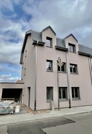 **PETANGE-RODANGE, 1.249.000 Euros**

Superbe Maison 3 côtés libres Basse Energie A+ (+-249,5m2) sur un Terrain (+- 1,89ares).  
Construction 2024. Objet très bien entretenu dans un environnement calme près de toutes commodités.  

Sous-sol :  
2 Caves (+- 2X 12m2) / Buanderie (+-12m2) / Salle de chauffage (+-6m2)  

Garage (1 place de stationnement intérieur +-15m2)  

Rez-de-chaussée :  
Hall d'entrée (+-6m2), salon très lumineux et spacieux (+-25m2), cuisine séparée équipée (valeur 30.000 Euros / +-16m2) avec accès à la terrasse (+-20m2) et jardin (+-1 are / exposition nord-est), WC séparé (+-2m2).  

1er étage :  
1 chambre (+-12m2) avec terrasse (+-4m2), suite parentale (+-20m2) avec dressing et douche italienne, salle de bain (+-6m2), WC séparé (+-2m2).  

2ème étage :  
1 chambre (+-10m2), 1 chambre (+-14m2), 1 chambre ou bureau (+-9m2), douche italienne (+-5m2).  

Équipements :  
Dalles en béton, chauffage par le sol (pompe à chaleur air-eau) (2024), toit (ardoise / isolé / 2023), électricité (2023), façade (2024 / isolation extérieure), installations sanitaires (2024), triple vitrage avec volets électriques (2023), détecteurs de fumée, fibre optique.  

Offre à saisir....  

***HERBY IMMO = MEILLEURS PRIX DU MARCHÉ***  

(Herby Immo vous garantit le meilleur prix d'achat sur le marché)  

(Proposez nous un bien à vendre ou à louer chez Herby Immo et GAGNEZ facilement de l'argent)