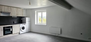 Bel appartement de 36m², refait à neuf situé au 2ème etage, offrant une jolie vue, et comprenant une entrée, un séjour ouvert sur une cusine équipée, une chambre, ainsi qu'une salle d'eau avec WC.
Stationnement extérieur.
Chauffage électrique.
