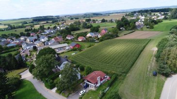 Le lotissement Oben dem Dorf à Brouch se compose de 21 terrains de 2ares63 - 9ares95 pour la construction de maisons individuelles, de maisons jumelées, de maisons jumelées par le garage et de maisons en bande. Les terrains sont vendus avec un contrat de construction.

Tous les prix annoncés s'entendent à 3% TVA, sujet à une autorisation par l'administration de l'enregistrement et des domaines.
Ref agence :5481036 Lot. Oben dem Dorf