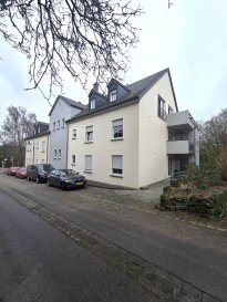 Immo Nordstrooss vous propose en exclusivité ce magnifique Appartement/Duplex au dernière étage dans le village verdoyant de Ell.

L'appartement se compose comme suit :

Un hall d'entrée vous accueil donnant accès au différentes pièces telles que 2 belle chambre à coucher, un débarras/local technique avec branchements prévus pour lave-linge et sèche-linge, un wc séparé et le lumineux Openspace living/salle à manger donnant vers balcon sans vis à vis avec coin cuisine ouverte et équipée et une salle de douche.

A l'étage vous découvrirez un espace hall de nuit déversant sur une chambre type mezzanine et espace dressing.

Au sous-sol vous disposerez d'un emplacement dans la buanderie commune.

Pour plus de renseignements ou une visite (visites également possibles le samedi sur rdv), veuillez contacter le 691 850 805.

Proposition de crédit/financement à taux compétitif d'une banque luxembourgeoise incluse dans nos services gratuit.