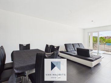 Perl-Nennig ? Spacious 80 m² Apartment Just Minutes from Luxembourg

Located in Perl-Nennig, close to the Luxembourg border, this bright and generously proportioned one-bedroom apartment offers approximately 80 m² of living space, an indoor parking space and a private cellar. Built in 2010 and available immediately, it is particularly well suited to professionals or couples looking for comfortable living with convenient access to Luxembourg.

Situated on the first floor of a well-maintained residence with a lift, the apartment stands out for its unusually spacious layout for a one-bedroom property.

The entrance hall of approximately 5 m² leads into the main living area. At around 31 m², the living and dining room provides plenty of space for both a comfortable seating area and a full dining table. Large windows bring in good natural light, while direct access to the approximately 4 m² balcony adds a useful outdoor space. The adjoining kitchen is fully equipped and designed for practical everyday use.

The bedroom measures approximately 17 m² and comfortably accommodates a large bed together with additional furniture or storage. The bathroom of approximately 6 m² is fitted with a walk-in shower and WC. A separate storage room of around 5 m² within the apartment provides valuable additional space.

The apartment is equipped with underfloor heating, double-glazed windows and electric roller shutters in the living area. The residence also offers well-maintained communal areas and a shared laundry room.

A private cellar and an indoor parking space in the underground garage are included in the price.

Nennig is particularly convenient for anyone working across the border. Luxembourg can be reached within a few minutes, while Luxembourg City is approximately 25 minutes away and Trier around 20 minutes away. Shops, restaurants, a nursery school and the railway station are all within easy reach.

With its generous 80 m² layout, large living area, indoor parking and excellent cross-border location, this apartment offers significantly more space than many typical one-bedroom properties while remaining easy to maintain.

The apartment is available immediately.

Buyer's commission: 3.49% including VAT, payable by the buyer upon signature of the notarial deed.


Perl-Nennig ? Großzügige 80-m²-Wohnung nur wenige Minuten von Luxemburg entfernt

Diese helle und großzügig geschnittene Einzimmerwohnung mit separatem Schlafzimmer befindet sich in Perl-Nennig, nur wenige Minuten von der luxemburgischen Grenze entfernt. Auf rund 80 m² Wohnfläche bietet sie viel Platz, einen Tiefgaragenstellplatz sowie einen privaten Kellerraum. Die Wohnung wurde 2010 erbaut, ist sofort verfügbar und eignet sich besonders für Berufstätige oder Paare, die komfortables Wohnen mit einer guten Anbindung an Luxemburg verbinden möchten.

Die Wohnung liegt im ersten Obergeschoss einer gepflegten Wohnanlage mit Aufzug und überzeugt insbesondere durch ihre für eine Einzimmerwohnung ungewöhnlich großzügige Raumaufteilung.

Der Eingangsbereich mit ca. 5 m² führt in den zentralen Wohnbereich. Das etwa 31 m² große Wohn- und Esszimmer bietet ausreichend Platz für eine gemütliche Sitzecke und einen vollwertigen Essbereich. Große Fenster sorgen für viel Tageslicht, während der direkte Zugang zum ca. 4 m² großen Balkon den Wohnraum angenehm nach außen erweitert. Die angrenzende Küche ist vollständig ausgestattet und funktional gestaltet.

Das Schlafzimmer verfügt über ca. 17 m² und bietet bequem Platz für ein großes Bett sowie zusätzliche Möbel oder Stauraum. Das etwa 6 m² große Badezimmer ist mit einer bodengleichen Dusche und WC ausgestattet. Ein separater Abstellraum mit ca. 5 m² innerhalb der Wohnung schafft zusätzlichen praktischen Stauraum.

Zur Ausstattung gehören Fußbodenheizung, doppelt verglaste Fenster sowie elektrische Rollläden im Wohnbereich. Die Wohnanlage verfügt außerdem über gepflegte Gemeinschaftsbereiche und einen gemeinschaftlichen Waschraum.

Ein privater Kellerraum sowie ein Stellplatz in der Tiefgarage sind im Kaufpreis enthalten.

Nennig ist besonders attraktiv für Berufspendler, die in Luxemburg arbeiten. Die luxemburgische Grenze ist in wenigen Minuten erreichbar, Luxemburg-Stadt liegt etwa 25 Minuten entfernt und Trier rund 20 Minuten. Einkaufsmöglichkeiten, Restaurants, eine Kindertagesstätte und der Bahnhof befinden sich ebenfalls in der näheren Umgebung.

Mit ihrer großzügigen Wohnfläche von rund 80 m², dem weitläufigen Wohnbereich, dem Tiefgaragenstellplatz und der sehr guten Lage nahe Luxemburg bietet diese Wohnung deutlich mehr Platz als viele vergleichbare Objekte mit nur einem Schlafzimmer und bleibt dabei angenehm pflegeleicht.

Die Wohnung ist sofort verfügbar.

Käuferprovision: 3,49 % inklusive MwSt., zahlbar durch den Käufer bei Unterzeichnung der notariellen Kaufurkunde.


Perl-Nennig ? Spacieux appartement de 80 m² à quelques minutes du Luxembourg

Situé à Perl-Nennig, à seulement quelques minutes de la frontière luxembourgeoise, ce lumineux appartement d'une chambre offre environ 80 m² habitables, une place de parking intérieure ainsi qu'une cave privative. Construit en 2010 et disponible immédiatement, il convient particulièrement aux professionnels ou aux couples à la recherche d'un logement confortable bénéficiant d'un accès pratique au Luxembourg.

L'appartement se trouve au premier étage d'une résidence bien entretenue avec ascenseur et se distingue par ses volumes particulièrement généreux pour un bien d'une chambre.

Le hall d'entrée d'environ 5 m² mène vers la pièce de vie principale. D'une superficie d'environ 31 m², le séjour avec salle à manger offre suffisamment d'espace pour aménager à la fois un coin salon confortable et un véritable espace repas. De grandes fenêtres apportent une belle luminosité naturelle, tandis que l'accès direct au balcon d'environ 4 m² prolonge agréablement l'espace de vie vers l'extérieur. La cuisine attenante est entièrement équipée et pensée pour un usage quotidien pratique.

La chambre d'environ 17 m² permet d'accueillir aisément un grand lit ainsi que du mobilier ou des rangements supplémentaires. La salle de bains d'environ 6 m² est équipée d'une douche à l'italienne et d'un WC. Un débarras séparé d'environ 5 m², situé à l'intérieur de l'appartement, offre un espace de rangement supplémentaire particulièrement appréciable.

L'appartement bénéficie d'un chauffage au sol, de fenêtres à double vitrage ainsi que de volets roulants électriques dans le séjour. La résidence dispose également de parties communes soignées et d'une buanderie commune.

Une cave privative ainsi qu'une place de parking dans le garage souterrain sont comprises dans le prix.

Nennig est particulièrement bien situé pour les personnes travaillant de l'autre côté de la frontière. Le Luxembourg est accessible en quelques minutes, tandis que Luxembourg-Ville se trouve à environ 25 minutes et Trèves à environ 20 minutes. Commerces, restaurants, crèche et gare sont également facilement accessibles.

Avec ses quelque 80 m² habitables, sa grande pièce de vie, son parking intérieur et son excellente situation à proximité du Luxembourg, cet appartement offre sensiblement plus d'espace que de nombreux biens comparables d'une chambre, tout en restant facile à entretenir.

L'appartement est disponible immédiatement.

Commission à charge de l'acquéreur : 3,49 % TVA comprise, payable lors de la signature de l'acte notarié.