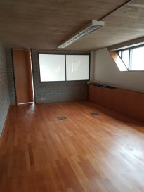 Grand espace de bureau à louer entièrement dans un bâtiment datant des années 1900.
Location de 15.000€/mois hors charges, celles-ci étant à charge du locataire.
Le bâtiment complet sera loué à 1 seule personne/société.
Le bâtiment dispose d'une cuisine, de toilettes séparée hommes/ femmes, d'un salle d'informatique, d'une terrasse, d'un accès jardin, d'une salle d'archive, de 4 salles de réunions, d'un local technique et d'une réception.
L'immeuble se trouve à proximité du centre-ville et et du futur ascenseur reliant Kirchberg.