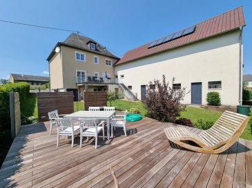 Ein Ort für Menschen, die Freiheit nicht nur suchen - sondern leben möchten.

Es gibt Immobilien, die bieten vier Wände.

Und es gibt Orte, die jeden Tag aufs Neue daran erinnern, warum man sich bewusst für ein Leben auf dem Land entschieden hat.

Dieses außergewöhnliche Landanwesen in Schwarzenborn gehört genau zu diesen besonderen Orten.

Hier beginnt der Tag mit einem unverbaubaren Blick über Wiesen, Wälder und die sanften Hügel der Eifel. Statt Verkehrslärm begleiten Sie Vogelstimmen durch den Morgen. Am Abend genießen Sie auf der großzügigen Terrasse den Sonnenuntergang über der Landschaft und erleben eine Ruhe, die heute nur noch selten geworden ist.

Das liebevoll kernsanierte Landhaus verbindet den Charme eines ehemaligen Eifeler Hofes mit modernem Wohnkomfort. Ergänzt wird das Anwesen durch ein großzügiges Wirtschaftsgebäude, das weit mehr als eine klassische Nebennutzung bietet. Ob Hobby, Handwerk, Tierhaltung, Homeoffice oder Arbeiten von zu Hause - hier eröffnen sich vielfältige Möglichkeiten.

Dieses Anwesen richtet sich an Menschen, die mehr suchen als ein gewöhnliches Einfamilienhaus: Familien, Tierliebhaber, Selbstständige oder Naturliebhaber, die Wert auf Platz, Privatsphäre und Lebensqualität legen. 
Ein Anwesen mit Seltenheitswert

Immobilien dieser Art sind heute nur noch äußerst selten am Markt verfügbar.

Das ursprünglich im Jahr 1946 errichtete Landhaus wurde im Jahr 2010 durch regionale Fachbetriebe umfassend kernsaniert und technisch nahezu vollständig modernisiert. Dabei wurde großer Wert auf hochwertige Materialien, langlebige Bauqualität und eine zeitlose Ausstattung gelegt.

Im Sommer 2025 erhielt das Wohnhaus zusätzlich einen neuen Fassadenanstrich und präsentiert sich heute in einem äußerst gepflegten sowie sofort bezugsfertigen Zustand.

Neben dem Wohnhaus stehen Ihnen ein großzügiges Wirtschaftsgebäude sowie attraktive Ausbaureserven zur Verfügung.

Ein besonderes Highlight ist die Möglichkeit, direkt angrenzende Wiesen- und Freiflächen mit einer Größe von ca. 3.500 m² zusätzlich zu erwerben. Diese eignen sich ideal für Pferdehaltung, Kleintiere oder eine naturnahe Selbstversorgung.

Darüber hinaus kann ein unmittelbar angrenzendes Baugrundstück mit einer Fläche von ca. 1.772 m² ebenfalls erworben werden. Ob Mehrgenerationenwohnen, weiteres Wohnhaus oder langfristige Kapitalanlage - auch hier eröffnen sich interessante Perspektiven.

Wohnen mit Atmosphäre

Bereits beim Betreten des Hauses empfängt Sie eine helle Diele mit einer maßgefertigten Eichentreppe, die den hochwertigen Gesamteindruck der Immobilie unterstreicht.

Das Erdgeschoss bildet den Lebensmittelpunkt des Hauses. Hier befinden sich das gemütliche Wohnzimmer, ein separates Esszimmer sowie die großzügige Wohnküche mit hochwertiger Einbauküche.

Von der Küche gelangen Sie direkt auf den Balkon mit herrlichem Blick über die umliegende Eifellandschaft. Gleichzeitig erreichen Sie den praktisch angebundenen Hauswirtschaftsraum im angrenzenden Wirtschaftsgebäude.

Im Obergeschoss stehen Ihnen drei großzügige Zimmer zur Verfügung, die sich flexibel als Schlaf-, Kinder-, Gäste- oder Arbeitszimmer nutzen lassen.

Das stilvolle Tageslichtbad verfügt über eine bodengleiche Dusche, Badewanne sowie einen Doppelwaschtisch und erfüllt höchste Ansprüche an modernes Wohnen.

Das Dachgeschoss bietet zusätzliche Ausbau- und Nutzungsreserven und eröffnet weiteres Entwicklungspotenzial.

Moderne Technik für nachhaltiges Wohnen

Hinter dem traditionellen Erscheinungsbild verbirgt sich moderne Gebäudetechnik.

Im Zuge der Kernsanierung wurde das Wohnhaus energetisch umfassend modernisiert.

Hierzu zählen unter anderem:

- moderne Pelletheizung
- Solarunterstützung für die Warmwasserbereitung
- kontrollierte Wohnraumlüftung mit Wärmerückgewinnung
- hochwertige 3-fach-verglaste Wärmeschutzfenster
- umfangreiche Dämmmaßnahmen
- hochwertige Innenausstattung

Das Ergebnis ist ein Wohnhaus, das traditionellen Charme mit zeitgemäßem Wohnkomfort verbindet und sich heute in einem vollständig bezugsfertigen Zustand ohne Renovierungsstau präsentiert.

Das Wirtschaftsgebäude - Raum für Ideen

Das großzügige, größtenteils unterkellerte Wirtschaftsgebäude eröffnet Möglichkeiten, die heute nur noch selten vorhanden sind.

Die historischen Baupläne zeigen eindrucksvoll, dass das Gebäude ursprünglich als Stall, Scheune, Werkstatt und Tenne genutzt wurde. Heute bietet genau diese Struktur ideale Voraussetzungen für vielfältige Nutzungskonzepte.

Ob Werkstatt, Lager, Oldtimer, Wohnmobil, Atelier, Holzwerkstatt, Hobbyraum, Kleingewerbe oder Tierhaltung - Ihrer Kreativität sind nahezu keine Grenzen gesetzt.

Die ebenerdige Zufahrt erleichtert zusätzlich die Nutzung mit Fahrzeugen oder Maschinen.

Ein Grundstück zum Leben

Nicht nur das Wohnhaus überzeugt - auch das Grundstück wurde mit viel Liebe zum Detail gestaltet.

Vor dem Wohnhaus und dem Wirtschaftsgebäude stehen mehrere PKW-Stellplätze zur Verfügung.

Die hochwertige Holzterrasse mit integrierter Beleuchtung lädt zu entspannten Sommerabenden mit Familie und Freunden ein.

Das vollständig eingefriedete Grundstück bietet Kindern und Haustieren viel Bewegungsfreiheit.

Von nahezu jedem Bereich genießen Sie einen unverbaubaren Blick über die Eifellandschaft - ein Ort, an dem Wohnen und Natur auf besondere Weise miteinander verschmelzen.

Unser Fazit

Dieses außergewöhnliche Landanwesen verbindet hochwertigen Wohnkomfort mit großzügigen Nutzflächen, moderner Gebäudetechnik und vielseitigen Entwicklungsmöglichkeiten.

Ob als Familiendomizil, Mehrgenerationenhaus, Hobbyhof oder Lebensmittelpunkt für Tierliebhaber - hier erwerben Sie weit mehr als eine Immobilie.

Sie investieren in einen Ort mit Charakter, Lebensqualität und Seltenheitswert.

Ein Anwesen für Menschen, die nicht einfach nur wohnen möchten, sondern dauerhaft ankommen wollen.

Machen Sie sich bei einer persönlichen Besichtigung selbst ein Bild von diesem außergewöhnlichen Landanwesen und lassen Sie sich von seinem Charme, seinen vielfältigen Möglichkeiten und der einzigartigen Lage begeistern.


Hinweise / Rechtliche Angaben

Die in diesem Exposé enthaltenen Angaben, insbesondere zu Nutzungsmöglichkeiten, Flächenmaßen, Grundrissen, Zeichnungen sowie sonstigen Objektinformationen, beruhen auf den uns vom Eigentümer, Behörden oder Dritten zur Verfügung gestellten Unterlagen und Auskünften. Eine Gewähr oder Haftung für die Richtigkeit, Vollständigkeit und Aktualität dieser Angaben wird ausdrücklich nicht übernommen.

Dieses Exposé dient ausschließlich der Vorinformation und stellt kein vertragliches Angebot dar. Änderungen, Irrtümer sowie ein Zwischenverkauf bleiben ausdrücklich vorbehalten. Maßgeblich sind ausschließlich die Vereinbarungen im notariellen Kaufvertrag.

Sofern Grundrisse, Visualisierungen oder Möblierungsvorschläge dargestellt sind, dienen diese lediglich der Veranschaulichung und können von den tatsächlichen Gegebenheiten abweichen.

Maklercourtage
Mit Abschluss eines notariellen Kaufvertrages ist vom Käufer eine Maklercourtage in Höhe von 3,57 % des beurkundeten Kaufpreises inklusive gesetzlicher Mehrwertsteuer an die P.I.C.K. Immobilien GmbH zu zahlen. Die Provision ist mit notariellem Vertragsabschluss verdient und fällig.

Exklusiv vermarktet durch

P.I.C.K. Immobilien GmbH in Bitburg
Ihr Immobilienpartner für die Eifel, Trier und die Moselregion.

Dank bester Kontakte nach Luxemburg, in die Niederlande, nach Belgien sowie nach Nordrhein-Westfalen profitieren unsere Kunden von einer weitreichenden und zielgerichteten Vermarktung.

Persönliche Beratung und professionelle Betreuung - vom ersten Gespräch bis zum Notartermin.

Anfragen und Besichtigungstermine bevorzugt per E-Mail unter Angabe von Namen, Anschrift und Telefonnummer:

E-Mail: info@pick-immobilien.de

Besuchen Sie uns auch im Internet:

www.pick-immobilien.de

Wir freuen uns auf Sie!Lagebeschreibung

Die Immobilie befindet sich in der Ortsgemeinde Schwarzenborn im Landkreis Bernkastel-Wittlich und gehört zur Verbandsgemeinde Wittlich-Land in Rheinland-Pfalz.

Die idyllische Eifellage zeichnet sich besonders durch ihre Ruhe, die naturnahe Umgebung sowie den hohen Freizeit- und Erholungswert aus. Umgeben von weitläufigen Wiesen, Feldern und Wäldern bietet die Region ideale Voraussetzungen für Naturliebhaber, Tierhalter, Wanderfreunde und Menschen, die dem hektischen Alltag entfliehen möchten.

Trotz der ruhigen Wohnlage profitieren Sie von einer guten Anbindung an die umliegenden Städte und Gemeinden. Die Stadt Wittlich mit zahlreichen Einkaufsmöglichkeiten, Ärzten, Schulen, Gastronomie und allen Einrichtungen des täglichen Bedarfs ist in kurzer Zeit erreichbar.

Die landschaftlich reizvolle Umgebung der Eifel bietet zudem vielfältige Freizeitmöglichkeiten wie Wandern, Radfahren, Reitsport und Naturerlebnisse direkt vor der Haustür.

Besonders hervorzuheben ist die unverbaubare Aussichtslage der Immobilie mit herrlichem Blick über die umliegende Natur - ein Ort zum Ankommen, Wohlfühlen und Durchatmen.

Entfernungen: 
Bitburg - ca. 22 Km
Wittlich - ca. 24 Km
Daun - ca. 29 Km
Gerolstein - ca. 37 Km
Prüm - ca. 41 Km
Trier - ca. 52 Km
Luxemburg - Echternach ca. 47 Km
Luxemburg - Stadt ca. 83 Km
Belgien St. Vith - ca. 63 Km
Niederland Maastricht - ca. 153 Km
Koblenz - ca. 97 Km 
Köln - ca. 152 Km
Frankfurt - ca. 185 Km

Die Angabe der Kilometer variiert ja nach Auswahl der Route.