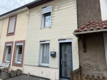 A SAULNES A VENDRE PETITE MAISON DE Cité d'environ 65m² habitables avec une cour de 40m², bénéficiant d'un jardin de 150m² non attenant, situé à seulement 35 mètres de l'habitation. 

Au rez-de-chaussée:
Une entrée, une cuisine, un salon.

Au permier étage:
Deux chambres.

Au rez-de-jardin:
Un espace pouvant servir de bureau ou rangements, un cabinet de toilettes, une salle d'eau équipée d'une douche à l'Italienne et un meuble double vasque.
Ainsi q'un dégagement avec une sortie à l'arriere de la maison donnant accès à cour d'environ 40m² et au jardin de 150m² situé à environ 35 mètres de l'habitation.

Combles non aménageable.

Maison renovée en 2011.
Chauffage au Gaz.
Volets roulants électriques.
Toiture à été refaite il y a environ 15 ans.
Rez-de jardin a été renové il y a 4 ans.
Une place de parking en copropriété.
Taxe foncière 390€ par an.