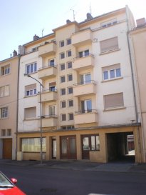 13/15,Avenue du Président Robert Schuman, 
Au 4ième étage et dernier étage d'un immeuble situé à proximité de toutes les commodités, bel appartement 3P de 53m² comprenant une entrée desservant un séjour avec placard et accès sur le balcon, deux chambres, une cuisine séparée à aménager avec balcon, une salle de bain et un wc séparé. Un garage fermé est à votre disposition.
Chauffage collectif au fioul. 