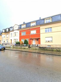 <br /><br /><br>A DECOUVRIR !!!!!!!!!<br><br>Appartement avec petit jardin privative!!!!!<br><br>D\'une superficie d\'environ 55 m² situé au rez-de-chaussée d\'une résidence de 3 appartements.<br><br>Espace de vie composé de :<br>- Un spacieux hall d\'entrée<br>- Une cuisine entièrement équipée avec une sortie sur un balcon/jardin privative<br>- Une grande chambre à coucher<br>- Une salle de douche avec fenêtre<br><br>Sous-sol :<br>- Une cave<br>- Une buanderie avec sortie sur une terrasse située plein sud.<br><br>ENVIRONNEMENT :<br>Il s\'agit d\'une zone calme à proximité de tout :<br>A 5 minute à pied de Cactus.<br>De nombreux restaurants, équipements publics (écoles, activités sportives), supermarchés, épiceries etc...<br>Tout est donc accessible à pied.<br><br>Pour plus de renseignements ou une visite veuillez nous contacter au 691 850 805.<br>Proposition de crédit/financement à taux compétitif d\'une banque luxembourgeoise incluse dans nos services gratuits.