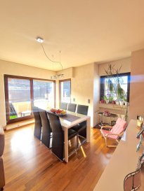 Immo Nordstrooss vous propose un appartement charmant de +/- 92m2 à vendre à Ettelbruck construit en 1991 sis à 500m de la Gare. 

Dans une résidence calme et bien entretenue cet appartement se situe au 4ème et dernier étage avec ascenseur. 
Il dispose d'un grand hall d'entrée, de 2 vastes chambres à coucher, d'une cuisine équipée séparée, d'un lumineux living donnant vers grand balcon, salle de bain et toilettes indépendantes. 
Cet appartement est en excellent état et ne nécessite pas de travaux, la copropriété non plus. 

Une cave et un garage complètent le tout. 

Pour plus de renseignements ou une visite (visites également possibles le samedi sur rdv), veuillez contacter le 691 850 805. 

Proposition de crédit/financement à taux compétitif d'une banque luxembourgeoise incluse dans nos services gratuit.