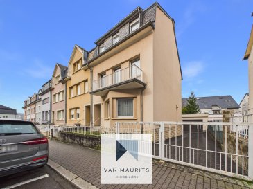 Maison à rénover avec jardin et garage ? Quartier calme à Howald (Plateau de Howald)  
Située dans un quartier résidentiel recherché et paisible du Plateau de Howald, cette maison des années 1920 offre un excellent potentiel après rénovation.  
Édifiée sur un terrain de 4 ares 21 ca, la propriété dispose d'une surface habitable d'environ 145 m² pour une surface totale d'environ 220 m². La maison est à rénover entièrement, offrant ainsi la possibilité à son futur propriétaire de concevoir un espace de vie sur mesure, alliant charme de l'ancien et confort moderne.  
Son emplacement privilégié constitue un véritable atout : à proximité immédiate du tram, des bus, de la gare, ainsi que des commerces, écoles et autres commodités. Le centre-ville de Luxembourg est facilement accessible, garantissant un parfait équilibre entre vie urbaine et tranquillité.  
Points forts :  
Plateau de Howald ? quartier calme et prisé  
Proximité immédiate du centre-ville de Luxembourg  
Terrain de 4 ares 21 ca  
Maison à rénover offrant un fort potentiel  
Accès facile aux transports en commun (tram, bus, gare)  
4 chambres spacieuses  
Double Garage privé  
Libre des 3 façades  
Jardin  
Ne manquez pas cette opportunité rare de transformer cette maison en un véritable havre de paix, dans un environnement résidentiel alliant sérénité et commodités.  

Agent responsable :  
Alexandre Apolinario  
alexandre@vanmaurits.lu  
+352 691 28 22 14
