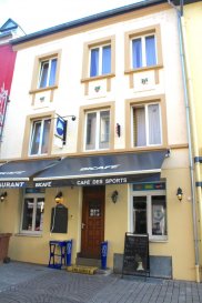 Immo Nordstrooss vous propose ce commerce avec 4 appartements à Grevenmacher.<br><br>