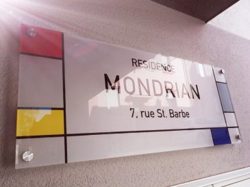 *** COUP DE CŒUR ***

CONCILIUM Immobilière,

Vous propose en exclusivité ce bel et chaleureux  appartement au rez-de-chaussée, d'une surface habitable de +/-65m2 + 55m2 de terrasse, se composant comme suit :
- Hall d'entrée avec rangement encastrés qui désert toutes les pièces.
- Séjour avec accès sur la grande terrasse.
- Cuisine équipée ouverte sur salon et salle à manger.
- 1 chambres à coucher avec armoir encastrée.
- Salles de douche.
- WC séparé.
- Débarras
- Emplacement intérieur. 
- Cave privative.
Buanderie commune.

Situation tranquille dans une zone 30, près de toutes commodités, supermarchés, école et maison relais , à environs 10 minutes à pieds de la gare.

***Nous recherchons en permanence pour la vente et pour la location,
des appartements, maisons, terrains à bâtir etc pour notre clientèle.
N‘hésitez pas à nous contacter si vous avez un bien pour la vente ou la location.***

Estimations gratuites.

Pour l‘obtention de votre crédit, notre relation avec nos partenaires financiers vous permettront d‘avoir les meilleurs conditions, inclus dans nos services GRATUITS.
