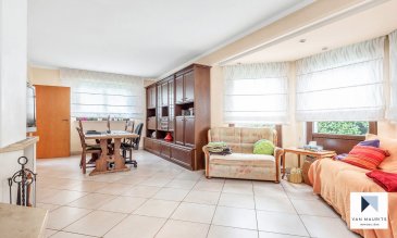 Cette maison libre de quatre côtés, construite en 1993 sur un terrain de 10,95 ares, se situe au calme dans une zone résidentielle, à distance de 8 min. à pied de la gare de Kayl.

Elle se compose comme suit :

Au rez-de-chaussée : d’une entrée cathédrale de ± 18,5 m² qui conduit au salon/salle à manger de ± 50 m² (avec cheminée) s’ouvrant sur une terrasse de ± 20m² orientée à l’ouest ; d’une cuisine équipée de 20 m² avec un cellier de ± 3 m² ; d’une chambre de ± 11m² et d’un wc séparé.

Au 1er étage : d’un palier de ± 12 m² qui dessert 4 chambres de ± 10, 16, 17 et 17 m² ; d’une salle de bain de ± 14 m² (baignoire, deux lavabos, douche, wc).

Un grenier non aménagé, ni isolé de ± 40 m² sert comme espace de rangement accessible par une trappe.

Au sous-sol : d’un double garage (côte à côte) de ± 40 m² avec porte électrique ; d’ une buanderie de ± 13 m² ; d’une chaufferie de ± 13 m² (cuve à mazout de 3000 l) ; d’une pièce de ± 15 m² prévue pour l’installation d’un sauna et d’une cave de ± 13 m².

Le jardin plat est agrémenté par une grande pelouse et des arbres.

Généralités :

• Maison spacieuse dans la verdure et au calme ;
• Maison libre de quatre côtés ; 
• Cheminée ;
• Rafraichissement à prévoir ;
• Chaudière à mazout Buderus de 1993 ;
• Double garage, carport, deux emplacements de parking.

Agent responsable : Katia Gravière au 661 33 29 82 ou katia@vanmaurits.lu
