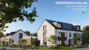 
 
Ce duplex est situé aux 1er et 2ème étages. La surface habitable de ±134 m² est répartie, en hall d'entrée avec wc d'invités, un grand living de ±29 m², une salle à manger de ±14 m² et une cuisine de ±13 m² donnant sur une belle terrasse de ±19 m².
 
Trois chambres à coucher, dont une de ±18 m² avec salle de bain et dressing, une de ±15 m² et une de ±12 m² et une salle de bain de 4 m².
 
Une cave de 4 m² et un parking intérieur et extérieur complètent l'offre.
