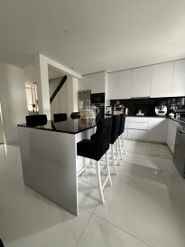 Manso Immo vous présente en exclusivité ce bâtiment multifonctionnel situé à Differdange, offrant plus de 300 m² exploitables et un potentiel exceptionnel. Idéal pour un investissement à fort rendement ou pour une exploitation mixte, ce bien rare se distingue par sa configuration unique, combinant une surface commerciale, d'une maison unifamiliale, un duplex indépendant ainsi que plusieurs chambres offrant de multiples possibilités d'aménagement.

Dès l'entrée, le rez-de-chaussée accueille un commerce de petite restauration disposant de sa propre entrée, parfaitement adapté pour une activité professionnelle immédiate. Un escalier mène au sous-sol où se trouve une vaste salle pouvant servir de salle de restaurant ou d'espace événementiel, complétée par un espace réception, une pièce d'eau et deux WC séparés, offrant un cadre idéal pour développer ou étendre une activité commerciale.

Le premier étage, accessible par une entrée indépendante, constitue la première partie de la maison unifamiliale. Il se compose de trois grandes chambres à coucher baignées de lumière, d'une salle de bains équipée d'une double vasque ainsi que d'un WC séparé. L'ensemble offre de beaux volumes et un cadre de vie confortable.

Le deuxième étage prolonge l'espace nuit avec trois autres grandes chambres à coucher. On y retrouve également une salle de bains comprenant une double vasque ainsi que deux douches, ainsi qu'un WC séparé, permettant d'accueillir une grande famille, une colocation ou toute autre configuration selon vos besoins.

Au troisième étage, un magnifique duplex indépendant vient compléter ce bien polyvalent. Il dispose d'une cuisine équipée, d'un living lumineux donnant accès à un balcon, d'une chambre à coucher et d'une salle de bains. À l'étage supérieur se trouve une seconde chambre, aménagée en suite avec un dressing et une salle de douche privative, offrant un espace intime et parfaitement adapté pour un couple ou une location séparée.

Grâce à ses entrées totalement indépendantes, ce bâtiment offre une flexibilité rare. Il peut accueillir plusieurs unités locatives, une activité professionnelle combinée à un logement, ou tout simplement un projet familial incluant un logement indépendant supplémentaire. Sa configuration en fait un investissement idéal pour de la colocation, du rendement locatif immédiat ou une activité libérale.

Ce bâtiment à haut potentiel n'attend que votre visite pour révéler toutes ses possibilités.

Toutes les indications sont basées exclusivement sur les informations mises à notre disposition par nos clients. Nous n'assumons aucune garantie quant à l'exactitude et l'actualité de ces indications.

Les prix affichés s'entendent frais d'agence inclus de 3% + 17%TVA. Les honoraires d'agence sont à charge des vendeurs.

Pour plus d'informations, photos ou convenir d'un rendez-vous, vous pouvez nous contacter au :
+352 24 51 33 79 info@mansoimmo.lu