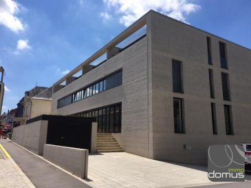 Très beau studio meublé +/- 36 m2 situé au 1er étage d\'une résidence récente comprenant: living avec cuisine équipée ouverte, 1 chambre à coucher avec salle de douche à l\'italienne et WC, 1 emplacement/cave au souterrain, cave, buanderie commune, ascenseur. <br>Seront à disposition pour le locataire: <br>une armoire avec portes coulissantes, 1 lit double, commode avec tiroir, meuble de TV, télévision Samsung, canapé, table et chaise, machine à laver, vaisselle, literie 160 cm.<br><br><br>Disponible le 01.09.2019<br>Animaux domestiques interdits<br><br>Très bonne situation, arrêts de bus devant la résidence, immeuble récent, porte blindée, ascenseur, très soigné.<br />Ref agence :103359