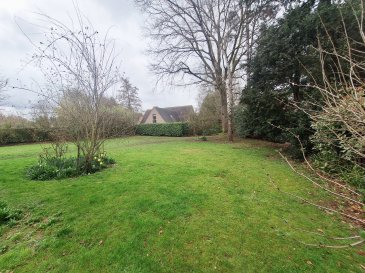 BELLE DEMEURE INDIVIDUELLE AVEC ESPACE POUR PROFESSION LIBER.  59910 - BONDUES - CENTRE-VILLE - 7 PIÈCES - 5 CHAMBRES - 220 M2 - MAGNIFIQUE MAISON AVEC JARDIN ARBORÉ SUD/OUEST, env. 6 Places de parking intérieures, idéale profession libérale.  Idéalement située dans un quartier résidentiel recherché, cette maison spacieuse et lumineuse saura vous séduire par ses nombreux atouts. Maison familiale d'exception   220 m2 habitables sur 1 227 m2 de surface cadastrale.
 Dès l'entrée, le ton est donné : volumes généreux, lumière omniprésente et atmosphère chaleureuse. Cette superbe maison individuelle séduira immédiatement les amateurs d'espace et de confort.
  Elle offre un cadre de vie privilégié, alliant tranquillité et proximité des commodités.
  Au rez-de-chaussée :Une vaste entrée, avec placard, toilettes dessert une magnifique pièce de vie baignée de lumière, salon agrémenté d'une cheminée foyer ouvert pour des moments chaleureux, une salle à manger donnant sur la cuisine, entièrement équipée et aménagée ravira les amateurs de convivialité et de gastronomie. Un espace parental avec salle de bains baignoire complète ce niveau.
  Atout : Annexée à la l'espace de vie du Rez-de-Chaussée, un atelier culinaire (idéal pour profession libérale) donnant accès au parking, avec son entrée privative et également ouverture le jardin.
 À l'étage :sur un large palier, vous apprécierez l'espace nuit parfaitement pensé avec une grande suite parentale incluant bureau, dressing, salle de bains baignoire, douche et toilettes ainsi que trois autres chambres spacieuses, complétées par une grande salle de douche et toilettes séparées  Extérieurs :Vous profiterez d'un superbe jardin arboré exposé plein sud, parfaitement entretenu, propice à la détente, aux repas en extérieur et aux moments en famille. Le terrain offre également de nombreuses possibilités d'aménagement.
  Cette copropriété de 700 maisons environ, gérée par un syndic, dont les charges d'entretien des espaces verts représentent 130 EUR par trimestre soit 520 EUR annuels.
 Le DPE a été réalisé le 1/4/2026 en E 261 et E 54, énergie finale 248 pour une estimation de coûts annuels entre 4989 et 6749 EUR Prix moyens des énergies indexés sur les années 2021, 2022 et 2023 (abonnements compris).
 Les informations sur les risques auxquels ce bien est exposé sont disponibles sur :www.georisques.gouv.fr Prix de vente 975  000 EUR, prix de vente hors honoraires 950 000 EUR, honoraires à la charge de l'acquéreur 25 000 EUR T.T.C soit  2,63 % T.T.C. du prix net vendeur.
  L'Avis de Miss-Immo by Efficity ;Un véritable havre de paix, situé au sein d'un secteur résidentiel et chic, idéal pour une famille, mais aussi une profession libérale, à proximité des écoles, commerces et transports.