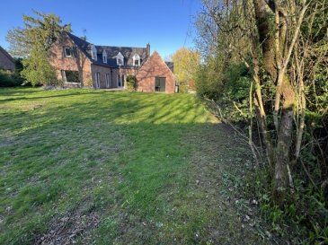 BELLE DEMEURE INDIVIDUELLE AVEC ESPACE POUR PROFESSION LIBER.  59910 - BONDUES - CENTRE-VILLE - 7 PIÈCES - 5 CHAMBRES - 220 M2 - MAGNIFIQUE MAISON AVEC JARDIN ARBORÉ SUD/OUEST, env. 6 Places de parking intérieures  Idéalement située dans un quartier résidentiel recherché, cette maison spacieuse et lumineuse saura vous séduire par ses nombreux atouts. Maison familiale d'exception   220 m2 habitables sur 1 227 m2 de surface cadastrale.
 Dès l'entrée, le ton est donné : volumes généreux, lumière omniprésente et atmosphère chaleureuse. Cette superbe maison individuelle séduira immédiatement les amateurs d'espace et de confort.
  Elle offre un cadre de vie privilégié, alliant tranquillité et proximité des commodités.
  Au rez-de-chaussée :Une vaste entrée,  avec placard, toilettes dessert une magnifique pièce de vie baignée de lumière, salon agrémenté d'une cheminée  foyer ouvert pour des moments chaleureux,  une salle à manger donnant sur la cuisine, entièrement équipée et aménagée ravira les amateurs de convivialité et de gastronomie. Un espace parental  avec  salle de bains baignoire complète  ce niveau.
  Atout : Annexée à la l'espace de vie du Rez-de-Chaussée, un atelier culinaire (idéal pour profession libérale) donnant accès au parking, avec son entrée privative et également ouverture  le jardin.
 À l'étage :sur un large palier, vous apprécierez l'espace nuit parfaitement pensé avec une grande suite parentale incluant bureau, dressing,  salle de bains baignoire, douche et toilettes ainsi que trois autres chambres spacieuses, complétées par une grande salle de douche et toilettes séparées  Extérieurs :Vous profiterez d'un superbe jardin arboré exposé plein sud, parfaitement entretenu, propice à la détente, aux repas en extérieur et aux moments en famille. Le terrain  offre également de nombreuses possibilités d'aménagement.
  Cette copropriété de 700 maisons environ, gérée par un syndic, dont les charges d'entretien des espaces verts représentent 130 EUR par trimestre soit 520 EUR annuels.
 Le DPE a été réalisé le 1/4/2026 en E 261 et E 54, énergie finale 248 pour une estimation de coûts annuels entre 4989 et 6749 EUR Prix moyens des énergies indexés sur les années 2021, 2022 et 2023 (abonnements compris).
 Les informations sur les risques auxquels ce bien est exposé sont disponibles sur :www.georisques.gouv.fr Prix de vente 980 000 EUR,  prix de vente hors honoraires 950 000 EUR, honoraires à la charge de l'acquéreur 30 000 EUR T.T.C soit 3,16  % T.T.C. 
  L'Avis de Miss-Immo by Efficity ;Un véritable havre de paix, situé au sein d'un secteur résidentiel et chic,  idéal pour une famille,  mais aussi une profession libérale, à proximité des écoles, commerces et transports.