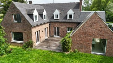 BELLE DEMEURE INDIVIDUELLE AVEC ESPACE POUR PROFESSION LIBER.  59910 - BONDUES - CENTRE-VILLE - 7 PIÈCES - 5 CHAMBRES - 220 M2 - MAGNIFIQUE MAISON AVEC JARDIN ARBORÉ SUD/OUEST, env. 6 Places de parking intérieures, idéale profession libérale.  Idéalement située dans un quartier résidentiel recherché, cette maison spacieuse et lumineuse saura vous séduire par ses nombreux atouts. Maison familiale d'exception   220 m2 habitables sur 1 227 m2 de surface cadastrale.
 Dès l'entrée, le ton est donné : volumes généreux, lumière omniprésente et atmosphère chaleureuse. Cette superbe maison individuelle séduira immédiatement les amateurs d'espace et de confort.
  Elle offre un cadre de vie privilégié, alliant tranquillité et proximité des commodités.
  Au rez-de-chaussée :Une vaste entrée, avec placard, toilettes dessert une magnifique pièce de vie baignée de lumière, salon agrémenté d'une cheminée foyer ouvert pour des moments chaleureux, une salle à manger donnant sur la cuisine, entièrement équipée et aménagée ravira les amateurs de convivialité et de gastronomie. Un espace parental avec salle de bains baignoire complète ce niveau.
  Atout : Annexée à la l'espace de vie du Rez-de-Chaussée, un atelier culinaire (idéal pour profession libérale) donnant accès au parking, avec son entrée privative et également ouverture le jardin.
 À l'étage :sur un large palier, vous apprécierez l'espace nuit parfaitement pensé avec une grande suite parentale incluant bureau, dressing, salle de bains baignoire, douche et toilettes ainsi que trois autres chambres spacieuses, complétées par une grande salle de douche et toilettes séparées  Extérieurs :Vous profiterez d'un superbe jardin arboré exposé plein sud, parfaitement entretenu, propice à la détente, aux repas en extérieur et aux moments en famille. Le terrain offre également de nombreuses possibilités d'aménagement.
  Cette copropriété de 700 maisons environ, gérée par un syndic, dont les charges d'entretien des espaces verts représentent 130 EUR par trimestre soit 520 EUR annuels, aucune procédure en cours.
 Le DPE a été réalisé le 1/4/2026 en E 261 et E 54, énergie finale 248 pour une estimation de coûts annuels entre 4989 et 6749 EUR Prix moyens des énergies indexés sur les années 2021, 2022 et 2023 (abonnements compris).
 Les informations sur les risques auxquels ce bien est exposé sont disponibles sur :www.georisques.gouv.fr Prix de vente 975 000 EUR, prix de vente hors honoraires 950 000 EUR, honoraires à la charge de l'acquéreur 25 000 EUR T.T.C soit 2,63 % T.T.C. du prix net vendeur.
  L'Avis de Miss-Immo by Efficity ;Un véritable havre de paix, situé au sein d'un secteur résidentiel et chic, idéal pour une famille, mais aussi une profession libérale, à proximité des écoles, commerces et transports.
