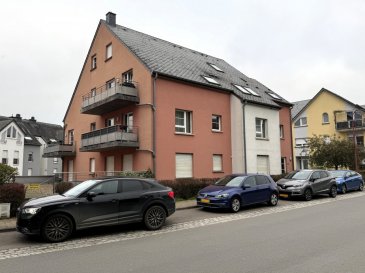 L'agence Arinvest a le plaisir de vous proposer à la vente ce très bel appartement spacieux et lumineux situé au cœur du village de Reckange sur Mess (proche de toutes commodités tout en conservant une ambiance villageoise).

L'appartement se trouve au premier étage. La cuisine est ouverte et entièrement équipée (possibilité de fermer la pièce sans trop de travaux).

Un grand salon lumineux avec un balcon d'angle de 12,15 m². Vous disposez d'une entrée avec un grand placard pour vos chaussures et vos manteaux. La salle de bains comprend une douche, une baignoire, un meuble-lavabo avec deux lavabos, des toilettes et une grande fenêtre. Des toilettes séparées pour les invités se trouvent dans le couloir à côté de l'entrée. 

Une grande chambre et une chambre d'amis. Enfin, cet appartement dispose également d'une place de parking, d'une cave et d'un emplacement dans une buanderie commune située au même étage, de l'autre côté de l'appartement.


Reckange sur Mess est desservi par des bus vers Dippach, la ville de Luxembourg et Esch sur Alzette. Proche de l'autoroute A4, vous pouvez également vous rendre rapidement partout en voiture.