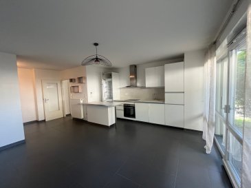 Appartement F3 de 70m2 situé au rez de chaussée d'une résidence récente comprenant entrée avec placard, séjour avec cuisine ouverte équipée (four plaque de cuisson, hotte aspirante, réfrigérateur congélateur, lave vaisselle) deux chambres, salle de bains équipée avec douche italienne, WC. Un garage individuel et un parking extérieur. Triples vitrages PVC, volets électriques, chauffage individuel gaz et isolation extérieure. RT 2012