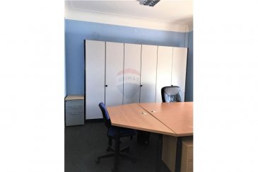 Veuillez contacter Bardia Allami pour de plus amples informations :
- T : 621 150 966
- E : bardia.allami@remax.lu

RE/MAX Luxembourg, Spécialiste de l'immobilier à Beggen - Bereldange, vous propose un bureau d'environ 12 m², entièrement meublé pouvant accueillir plusieurs postes de travail dans chaque local (1 à 2 postes de travail), prêt à l'emploi dès le premier jour avec une gamme de services.
Ce bureau est complété par la mise à disposition, dans l’espace commun, d'une kitchenette, d'une salle de réunion avec écran de projection, de toilettes, d'un accès internet, avec possibilité de panneau d’affichage à l’extérieur et boîte à lettre individuelle, ainsi que jardin et espace vert (tout inclus dans les charges) compris dans le prix de location.
Ce centre d’affaires situé à Beggen-Bereldange offre une adresse stratégique à votre société, au cœur de Luxembourg, à proximité d’une zone d’activité. Situé dans un bâtiment sur la route principale, il est facile d’accès depuis pratiquement n’importe où au Luxembourg (à 5 min du centre-ville, 10 min du Kirchberg ou de l’aéroport, 5 min de Strassen ou Limpertsberg).
Possibilité de stationnement très pratique de par l’existence de plusieurs parkings autour du bâtiment.

Bureau N° 1.2 : 580 € / mois (charges comprises)
Caution : 1160 €
Disponibilité immédiate !

Frais d’agence RE/MAX : 125 % du montant du loyer à la charge du locataire + TVA