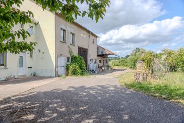 Fermette individuelle. Découvrez cette charmante fermette individuelle située à Bibiche.
Cette propriété sur un terrain de 2085.52 m², offre un cadre de vie agréable et paisible. Composée de 6 pièces, dont 5 chambres, elle est idéale pour une famille à la recherche d'espace et de calme. La maison dispose d'une cuisine indépendante aménagée, ainsi que de deux salles d'eau et deux WC. Le calme de l'environnement vous permettra de profiter pleinement de votre foyer. Bien que des travaux soient à prévoir, le potentiel de cette fermette en pierre est indéniable. Vous bénéficierez également de nombreuse dépendance comme des garages, caves, grange, grenier, écurie, porcherie et hangar offrant de nombreuse possibilités . Située à proximité d'une école, cette maison est parfaite pour les familles. N'attendez plus pour visiter ce bien unique proposé par CASANIED IMMOBILIER .