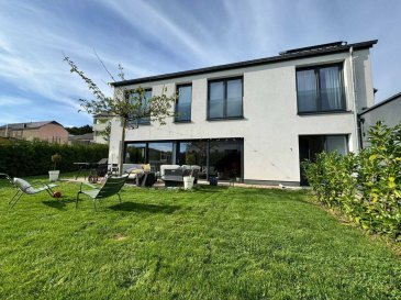Superbe maison de HAUTE GAMME individuelle avec une surface habitable de +/- 135m2 sis sur un terrain de 5.54 ares situé à Hobscheid.
Cette maison offre un cadre de vie très cosy, chaleureux, intime et tranquille construite en 2018, idéalement située dans une impasse, préservée de la circulation.

Alliant design contemporain, prestations haut de gamme et efficacité énergétique de pointe (Classes A / B), cette propriété lumineuse orientée plein sud offre un cadre de vie rare, alliant sérénité rurale et proximité des grands pôles du pays.

Un séjour baigné de lumière : Une vaste pièce de vie décloisonnée dotée de grandes baies vitrées coulissantes offrant une parfaite continuité 