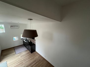 A vendre, à Manom, ensemble immobilier rare dans  une même copropriété.. Situé dans un secteur résidentiel calme et recherché de Manom, à proximité immédiate de Thionville, ce lot de deux biens immobiliers offre une opportunité rare, que ce soit pour un projet de résidence principale avec dépendance, d'habitat intergénérationnel ou d'investissement locatif.
Le premier bien est une petite maison indépendante d'environ 34 m² au sol, pleine de charme et parfaitement agencée. Elle comprend une très belle cuisine équipée ouverte sur un espace séjour chaleureux, une salle de bains avec douche, ainsi qu'une mezzanine offrant un espace nuit. La maison s'ouvre sur une terrasse privative, idéale pour profiter des beaux jours en toute tranquillité.
À cette maison s'ajoute un appartement spacieux de 93 m², situé au premier étage de la même copropriété. Il se compose d'une cuisine moderne et parfaitement équipée, d'un grand séjour lumineux, de trois chambres, et d'une salle de bains avec douche et baignoire. Une cave vient compléter ce bien.
Les deux logements sont en excellent état, rénovés avec soin et équipés de prestations de qualité. 
Les informations sur les risques auxquels ce bien est exposé sont disponibles sur le site Géorisques : www.georisques.gouv.fr » 

Contacts : 
- Karine Karas 06 08 31 19 87
Copropriété de 5 lots (Pas de procédure en cours).
Charges annuelles : 500.00 euros.