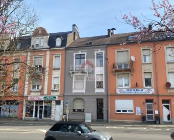 *** SPÉCIAL INVESTISSEURS ***

Immeuble de rapport avec 3 appartements séparés:

Comprenant:

* Au rez-de-chaussée: un appartement une chambre, salon, cuisine équipée, salle de douche,et terrasse avec jardin privatif

* Au 1er étage: 1 chambre à coucher, salon, salle de douche et terrasse

* Au 2ème étage: un duplex avec 2 chambres à coucher, une salle de douche, un salon et une grande terrasse 

A cela s'ajoutent un garage à l'arrière de l'immeuble

Pour plus d'informations ou pour une visite n'hésitez pas à nous contacter au +352 28777718