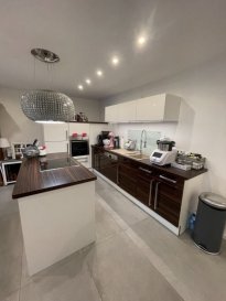 Damm Promotions vous présente un jolie appartement dans une région très calme 5 minutes de Remich-Luxembourg
L'appartement compose :
- salon/salle à manger
- chambre à coucher avec accès au terrasse 
- chambre à coucher avec accès au terrasse 
- salle de bains
- chauffage au sol
- terrasse (23,5m2)
- balcon 
- garage (18m2)
- cave 
- 2 parkings extérieur 
