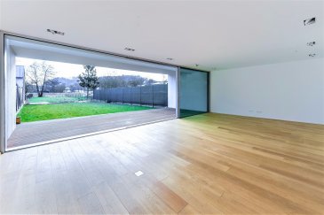 Bardia Allami & RE/MAX Select vous proposent cette très belle maison d’architecte en plein centre de Mersch. Nouvelle construction de 2014.

Le bien dispose d’une surface habitable de +/- 281m² (hors terrasse couverte de 30m² et garage) située sur un terrain de 6,8 ares. 

La maison se compose comme suit : 

REZ-DE-CHAUSEE (surface: +/- 92 m²)

1 hall d’entrée de +/- 3 m²
1 séjour de +/- 65 m² (cuisine de design) avec grande baie vitrée (minimal windows) donnant sur une terrasse couverte de +/- 30m² et un beau jardin sans vis-à-vis à l’arrière, orienté plein sud
1 chambre-atelier (installations d’eau) de +/- 18 m² 
1 WC séparé de +/- 4,5 m² 

1er ETAGE (surface: +/- 94 m²) 

1 suite parentale de +/- 35 m² disposant d’une salle de bain privative avec WC séparé et d’un dressing 
1 chambre de +/- 25 m²
1 salle de bains additionnelle (baignoire, WC)
1 buanderie de +/- 8m²
2 loggias de +/- 3m² chacune

COMBLES (surface : +/- 95 m² complètement aménagés)

1 chambre d’hôtes de +-39 m² 
1 chambre de loisirs +/- 56 m²

Finissions exceptionnelles, parquet en bois massif, pierres naturelles
Tous les meubles (cuisine, dressing, bibliothèque et autres meubles de rangement) ont été faits sur mesure.
La maison est équipée d’un chauffage au sol, celui-ci est alimenté par une chaudière à condensation au gaz. 
Système d’alarme
La maison dispose d'un garage avec surface de rangement et de 2 emplacements extérieurs.