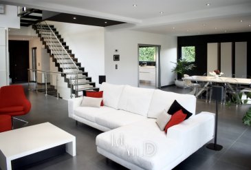 Villa d'architecte contemporaine ? Volumes d'exception ? Thionville Guentrange
Dès l'entrée, la propriété séduit par ses lignes épurées, sa luminosité omniprésente et la qualité de ses prestations.

Située dans l'un des secteurs les plus recherchés de Thionville Guentrange, cette villa d'architecte développe une signature contemporaine forte et des volumes remarquables, pensée pour une clientèle exigeante en quête d'un bien unique.
Déployée sur environ 285 m², elle offre :
de vastes espaces de réception baignés de lumière
une cuisine moderne ouverte aux finitions soignées
5 chambres dont une suite parentale
des espaces extérieurs parfaitement intégrés à l'architecture
Chaque détail a été conçu pour allier confort, esthétisme et fonctionnalité.
Un bien rare sur le secteur, idéal pour une famille recherchant un cadre de vie privilégié à proximité des axes et commodités, tout en bénéficiant d'un environnement résidentiel calme et qualitatif.
Une opportunité unique à découvrir rapidement.