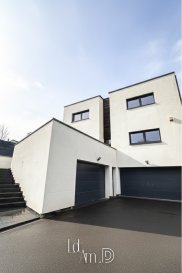 Villa d'architecte contemporaine, Volumes d'exception,Thionville Guentrange
Dès l'entrée, la propriété séduit par ses lignes épurées, sa luminosité omniprésente et la qualité de ses prestations.

Située dans l'un des secteurs les plus recherchés de Thionville Guentrange, cette villa d'architecte développe une signature contemporaine forte et des volumes remarquables, pensée pour une clientèle exigeante en quête d'un bien unique.
Déployée sur environ 285 m², elle offre :
de vastes espaces de réception baignés de lumière
une cuisine moderne ouverte aux finitions soignées
5 chambres dont une suite parentale
des espaces extérieurs parfaitement intégrés à l'architecture
Chaque détail a été conçu pour allier confort, esthétisme et fonctionnalité.
Un bien rare sur le secteur, idéal pour une famille recherchant un cadre de vie privilégié à proximité des axes et commodités, tout en bénéficiant d'un environnement résidentiel calme et qualitatif.
Une opportunité unique à découvrir rapidement.