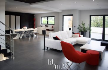 Villa d'architecte contemporaine, Volumes d'exception,Thionville Guentrange
Dès l'entrée, la propriété séduit par ses lignes épurées, sa luminosité omniprésente et la qualité de ses prestations.

Située dans l'un des secteurs les plus recherchés de Thionville Guentrange, cette villa d'architecte développe une signature contemporaine forte et des volumes remarquables, pensée pour une clientèle exigeante en quête d'un bien unique.
Déployée sur environ 285 m², elle offre :
de vastes espaces de réception baignés de lumière
une cuisine moderne ouverte aux finitions soignées
5 chambres dont une suite parentale
des espaces extérieurs parfaitement intégrés à l'architecture
Chaque détail a été conçu pour allier confort, esthétisme et fonctionnalité.
Un bien rare sur le secteur, idéal pour une famille recherchant un cadre de vie privilégié à proximité des axes et commodités, tout en bénéficiant d'un environnement résidentiel calme et qualitatif.
Une opportunité unique à découvrir rapidement.