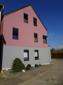 Appartement moderne, récent et meublé avec une vue incomparable sur la verdure - situé dans une rue calme à Ellange - à proximité de la célèbre station thermale de Mondorf-les-Bains.

L'appartement est équipé de matériaux de haute qualité et est entièrement meublé. Par le hall d'entrée, on accède à un salon-salle à manger lumineux et convivial, qui dispose d'une cuisine intégrée moderne. De là, on accède à la chambre confortable et à la belle salle de douche avec douche de bien-être et WC. L'appartement comprend également des toilettes séparées, un équipement de cuisine et d'autres appareils électriques. CDI, revenu net minimum de 4 000 euros, non-fumeur, pas d'animaux.

Ellange fait partie de la commune de Mondorf-les-Bains et dispose d'excellentes liaisons par bus et autoroute. Tous les équipements sportifs et de shopping se trouvent à proximité immédiate. L'offre culturelle à Mondorf est très variée. Il existe une école de musique réputée avec 2 orchestres, un lycée et une grande offre de sports. La commune est située au milieu des célèbres vignobles et à seulement quelques kilomètres de la belle Moselle.